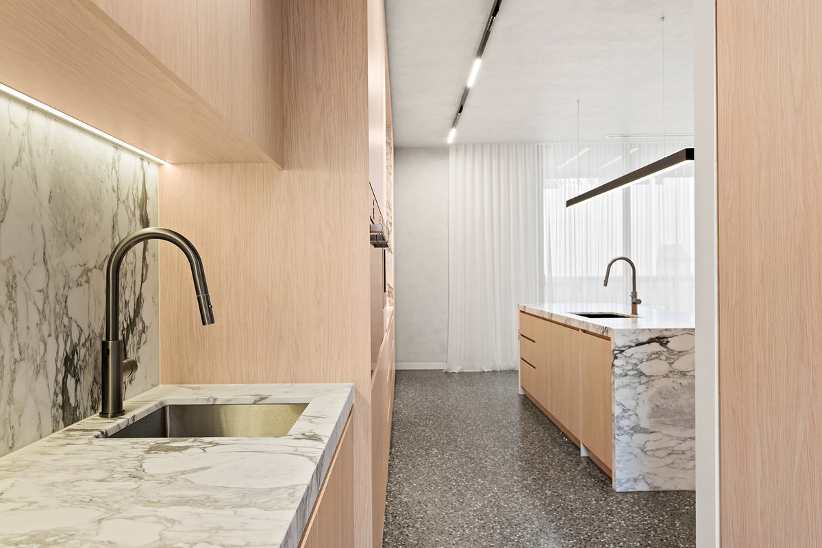 Pull-out sink mixer in a marble and oak kitchen