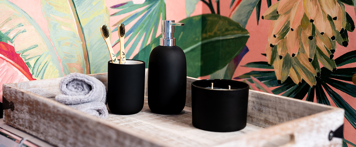 Black bathroom accessories to complement the bathroom colours